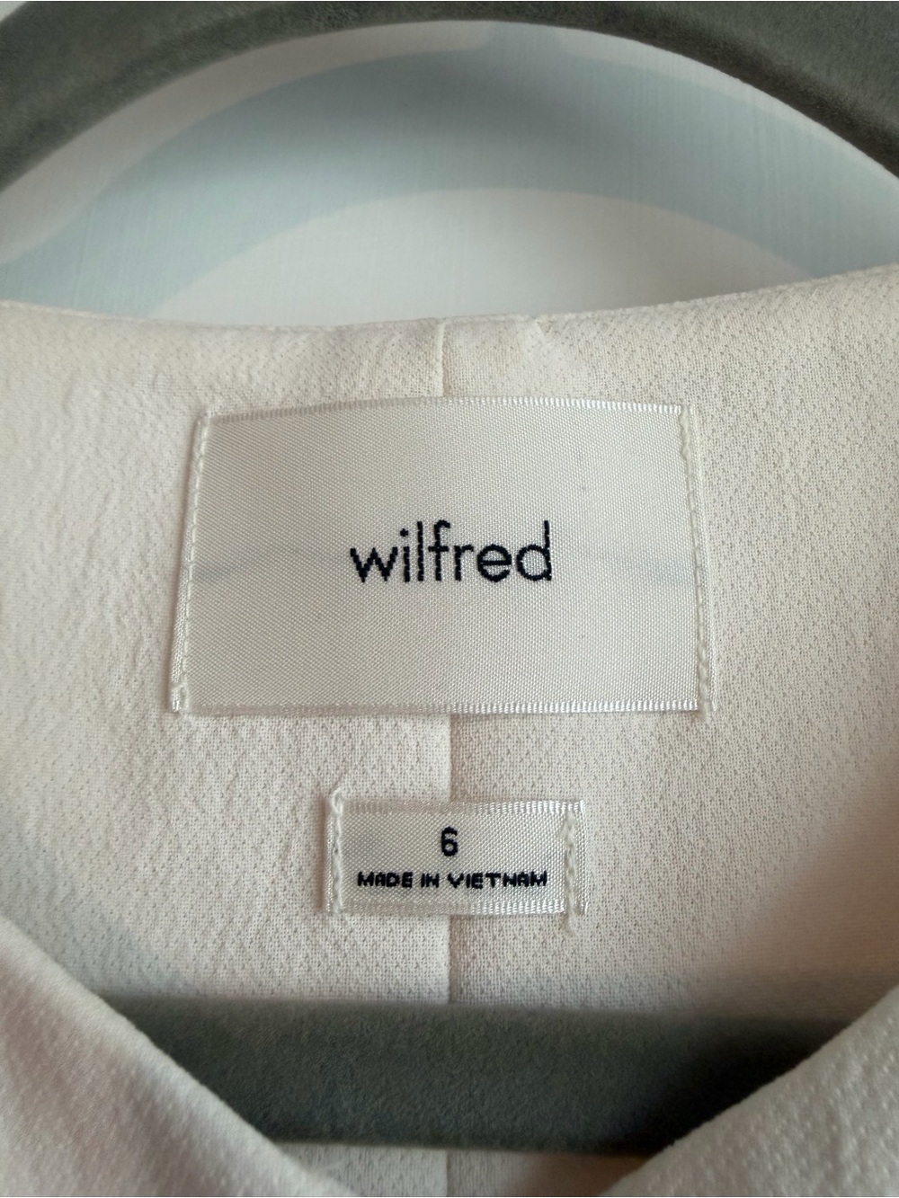 Aritzia Wilfred Women’s Regal Vest Crepette Matte Pearl Size 6 - Picture 6 of 10